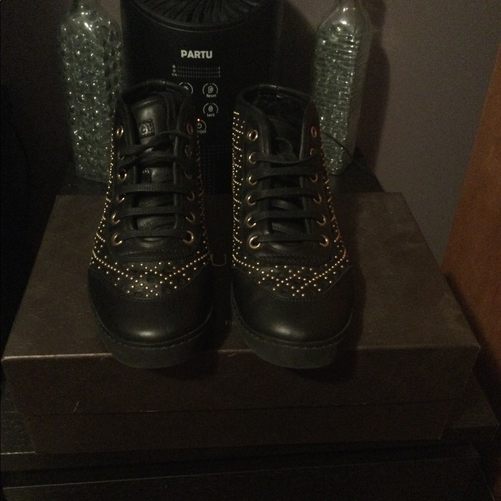 Authentic 💯Gucci leather studded sneakers